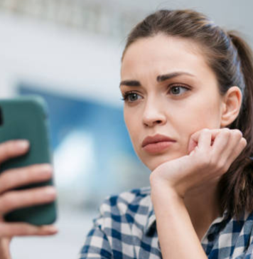 රැකියා ස්ථානයේ තරුණියක් පටලවමින් සැමියා සැක කළ බිරිඳ