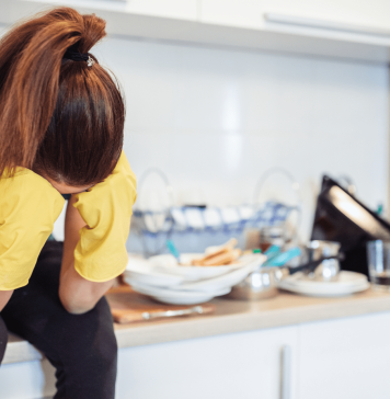 ගෙදර අපිරිසිදු වුනොත් කරන හැම වැඩක්ම අසාර්ථක වෙන බව විශ්වාස කළ බිරිඳක්