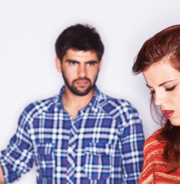 දික්කසාදය නොදී බිරිඳට හිංසා පීඩා කළ සැමියෙක්