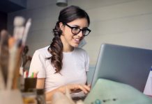 Screen ඉදිරියේ නිතර සිටින ඔබ කණ්ණාඩි පැළඳීමේ වැදගත්කම