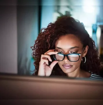 Screen ඉදිරියේ නිතර සිටින ඔබ කණ්ණාඩි පැළඳීමේ වැදගත්කම