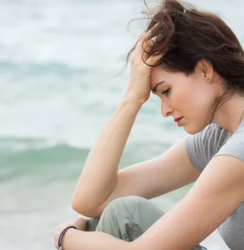 දික්කසාද නොවූ පෙම්වතා සමඟ විවාහ වීම නිසා ගැටළුවකට මැදි වූ තරුණිය