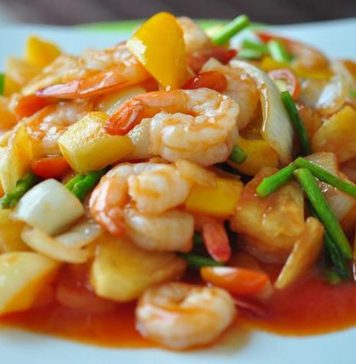 ප්රෝන්ස් සැලඩ් සමග ස්වීට් ඇන්ඩ් සවර් සෝස්