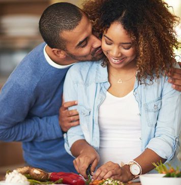 විවාහයෙන් පස්සෙත් ආදරේ කරන කාලේ වගේම ඉන්නේ කොහොමද?