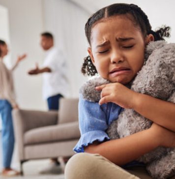 මව හා පියාගේ ආරවුල් නිසා මානසික ගැටලුවකට මැදිවූ අහිංසක දියණියක්.