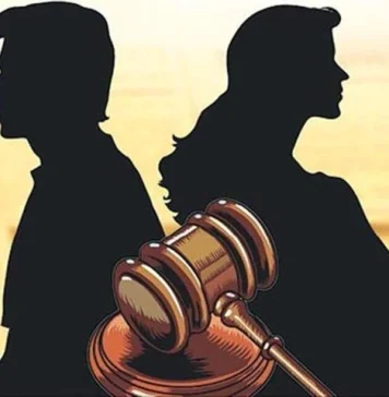 වසර 18 ක විවාහය අවසන් කළ අගමැතිගේ ආදර අන්දරය