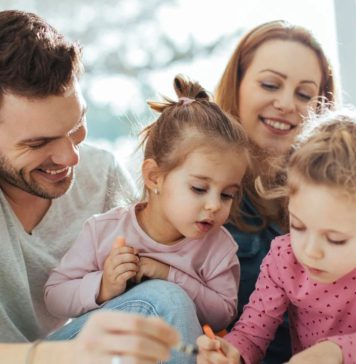 ඔබේ පුංචි දරුවාට මෘදුව සළකන අම්මා කෙනෙක් හෝ තාත්තා කෙනෙක් වෙන්නේ කොහොමද?