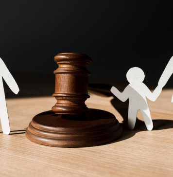 දරුවා හා තමා නොසලකා මහණ වූ සැමියාට නඩු දැමූ බිරිඳකගේ සත්ය කතාවක්