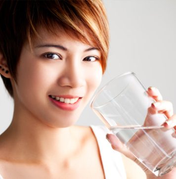 ලස්සනට නීරෝගීව සිටින්න – මෙන්න මේ විදිහට වතුර බොන්න