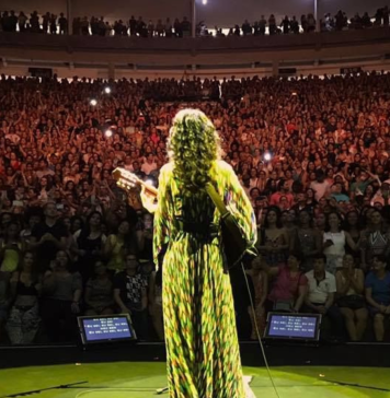 16 වසරක අමානුෂික ගෘහස්ත හිංසනයෙන් මිදී ලොවක් දන්නා ගායන තරුවක් වූ ගැහණියක්