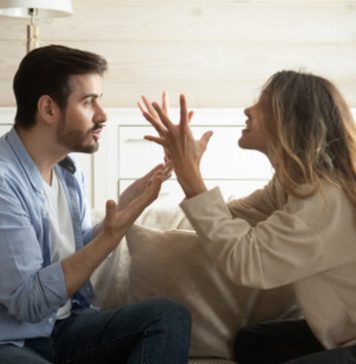 රණ්ඩු සරුවල් මැද සිතේ සැනසීම බිඳගත් පෙම් යුවලක්