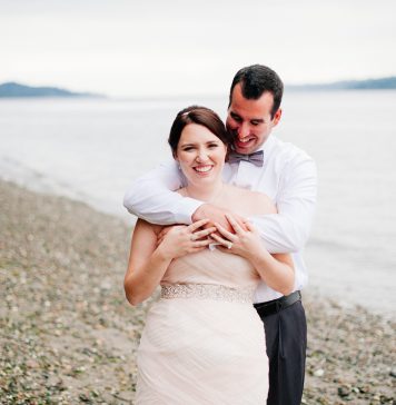 ආදරබර සැමියා සමඟ සතුටින් දිවි ගෙවන්නට…