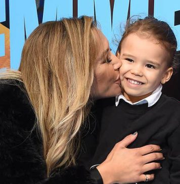 අසමසම මව් සෙනෙහස සිතේ දරාගෙන විල් පතුලේ සැඟව ගිය මවක්.