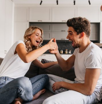 සබඳතාවකදී සහකරුගේ සතුට වෙනුවෙන් ඔබට කළ හැකි දේවල්