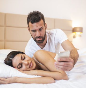 අසැබි වීඩියෝ නරඹා අසාමාන්ය ලිංගික චර්යා වලට ඇබ්බැහි වු සැමියා නිසා පීඩා විඳි බිරිඳ.