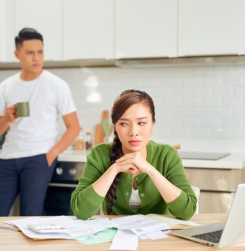 සැමියාගේ ආදරය අඩු වූ නිසා අනියම් සබඳතාවයක් අරඹා ගැටලුවකට මැදිවූ බිරිඳ.