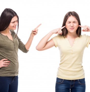 මවට අභූත චෝදනා කරමින් දෙමාපියන් අතර ගැටුම් නිර්මාණය කළ දියණියක්.