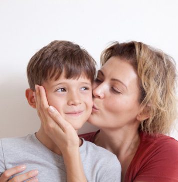 අම්මා නිසා පෞරුෂත්වයට හානි වූ පුතෙක්.