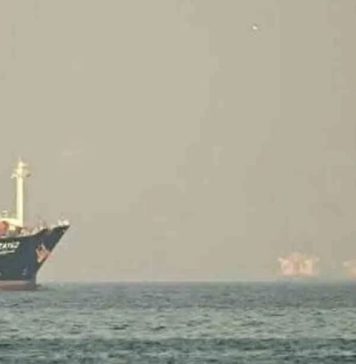 ගාල්ල වරායට නුදුරින් ඉරාන නෞකාවක් අනතුරට