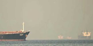 ගල්ෆ් කලාපයේ තෙල් නැව් තුනකට මිසයිල ප්රහාර