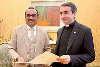 ශුද්ධෝත්තම පාප් වහන්සේට මෙරට සංචාරයකට එක්වන ලෙස ජනපතිගෙන් ආරාධනයක්