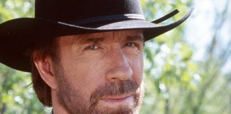 ජනප්රිය නළු චක් නෝරිස් දිවි රඟ මඬලෙන් සමුගනී