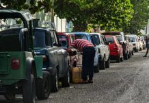 පෝලිම පැන්නොත්, ඉන්ධන නෑ