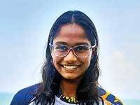 අනුහංසි ගල්කිස්ස මුහුදු පිහිණුම් සූරියගේ කිරුළ රැක ගනියි.