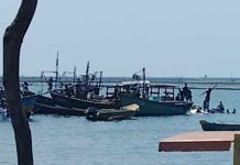 වන්දනාකරුවන් රැගත් බෝට්ටුවක් පෙරැළෙයි