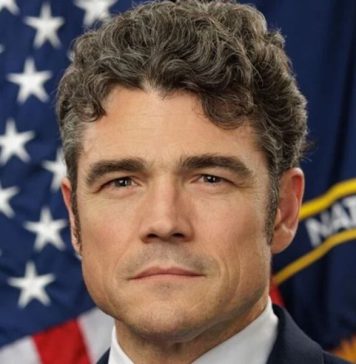 යුද්ධයට විරෝධය පා අමෙරිකානු ත්රස්ත මර්දන මධ්යස්ථානයේ අධ්යක්ෂ ඉල්ලා අස්වෙයි