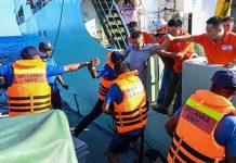 චීන නෞකාවේ රෝගී වූ අයෙක් නාවික හමුදා සහයෙන් ගොඩබිමට ; නැවට එන්න අවසර ඉල්ලා නෑ?