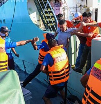 චීන නෞකාවේ රෝගී වූ අයෙක් නාවික හමුදා සහයෙන් ගොඩබිමට ; නැවට එන්න අවසර ඉල්ලා නෑ?