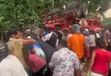 ඉන්ධන පිරවූ බවුසරයක් පුවක්ගහවෙලදී පෙරළෙයි