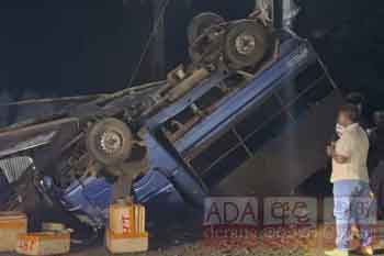 ලොරි රථයක් පෙරළී අනතුරක් දෙදෙනෙකු රෝහලේ