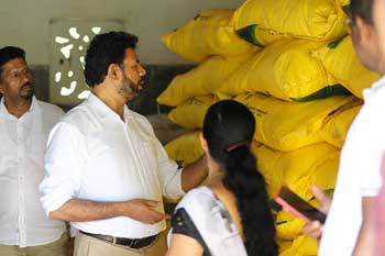 රට තුළ පොහොර හිඟයක් නොමැති බව කෘෂිකර්ම නියෝජ්ය ඇමති කියයි