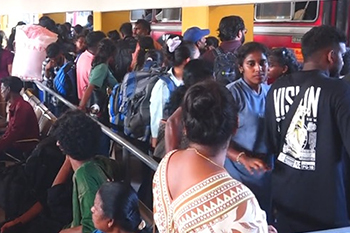 ගම්බිම් බලා යන ජනතාවට අදත් විශේෂ බස් රථ සහ දුම්රිය සේවා