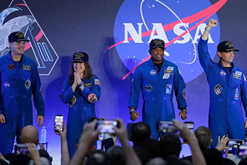 සඳ ගමනේ අත්දැකීම් කියන්න පළමුවරට මාධ්ය හමුවට ආ ගගනගාමීන්