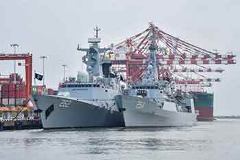 පාකිස්තාන යුද නෞකා දෙකක් කොළඹ වරායට