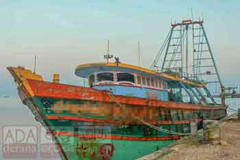 මෙරට තුළ අනවසර ධීවර කටයුතු සිදුකළ ඉන්දීය ධීවර යාත්රාවක් නාවික හමුදා භාරයට