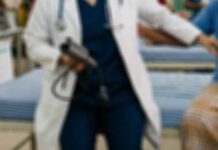 පෙෂර් බලන්න ගිය වෛද්යවරියට නොහොබිනා වැඩක්කළ රෝගියා