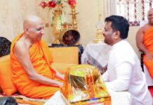 ජනපති මල්වතු මහා නාහිමි බැහැදක අලුත් අවුරුද්දට ආශිර්වාද ලබාගනී