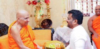 ජනපති මල්වතු මහා නාහිමි බැහැදක අලුත් අවුරුද්දට ආශිර්වාද ලබාගනී