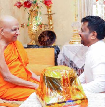 ජනපති මල්වතු මහා නාහිමි බැහැදක අලුත් අවුරුද්දට ආශිර්වාද ලබාගනී