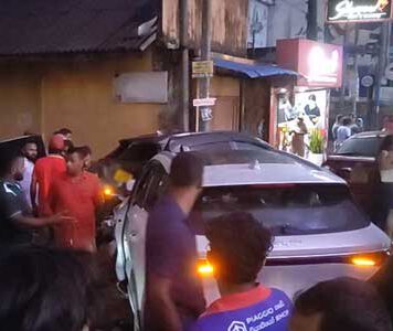 ඇහැළියගොඩදී වාහන රැසක් එක පෙළට හැප්පෙයි