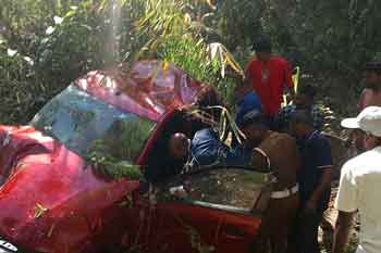 මෝටර් රථයක් ප්රපාතයකට පෙරළී අයෙකු මරුට