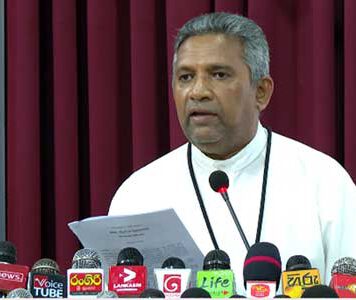 පාස්කු ප්රහාරයේ විමර්ශන සාධාරණව සිදුකිරීම සඳහා ආරක්ෂක නි.ඇමතිව ඉවත් කරන්නැයි ඉල්ලයි