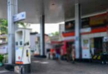 ඔත්තේ රියදුරුට ඉරට්ටේ දවසේ තෙල් දෙන්න බෑ කියපු පොම්පකරුට කනේ පහරක්