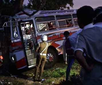 ත්රිකුණාමලය – මඩකලපුව මාර්ගයේ බස් රථයක් ගසක ගැටී අනතුරක්