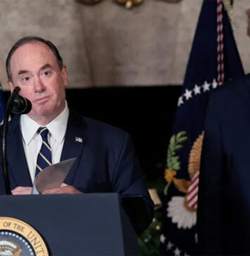 අමෙරිකානු නාවික හමුදා ලේකම් ඉල්ලා අස්වෙයි