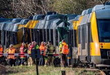 ඩෙන්මාර්කයේ දුම්රිය දෙකක් මුහුණට මුහුණ ගැටෙයි